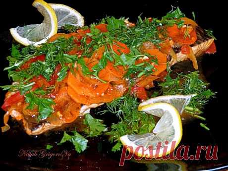 Сочная рыба по-мароккански 

Филе рыбы; 
Болгарский перчик 2-3 штуки (желательно разноцветный); 
Свежая морковка 1 шт.; 
Перец чили; 
Чеснок 10 зубчиков; 
Веточки петрушки; 
Оливковое масло 3 столовые ложки; 
Соль 
Хорошо моем филе, затем нужно убрать влагу, то есть просушить и разделить на порционные куски. Далее нарезаем овощи и измельчаем петрушку. Совет: Если Вы берете замороженный морепродукт, то при его размораживании нужно выжать на него лимон, чтобы ушел запах рыбы...