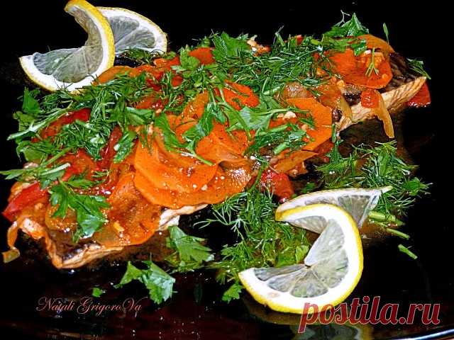 Сочная рыба по-мароккански 

Филе рыбы; 
Болгарский перчик 2-3 штуки (желательно разноцветный); 
Свежая морковка 1 шт.; 
Перец чили; 
Чеснок 10 зубчиков; 
Веточки петрушки; 
Оливковое масло 3 столовые ложки; 
Соль 
Хорошо моем филе, затем нужно убрать влагу, то есть просушить и разделить на порционные куски. Далее нарезаем овощи и измельчаем петрушку. Совет: Если Вы берете замороженный морепродукт, то при его размораживании нужно выжать на него лимон, чтобы ушел запах рыбы...