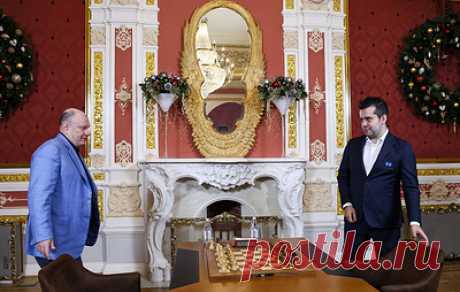 &quot;Культурная партия&quot;. Непомнящий победил Потанина в товарищеском шахматном поединке. Гроссмейстер, игравший черными фигурами, одержал победу на 38-м ходу