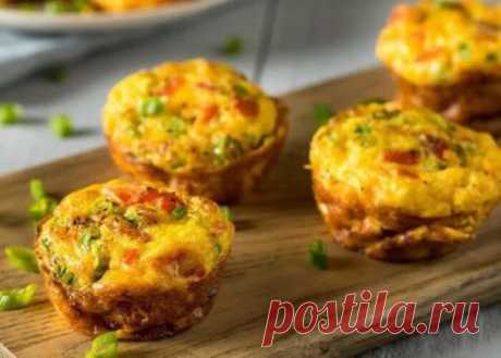 Представляем вашему вниманию рецепт очень вкусных закусочных кексов, которые понравятся абсолютно всем.  Для любителей плавленных сырков этот рецепт просто находка. Напоминают эти кексы нежный омлет с начинкой. Они получаются мега аппетитными, сытными и ароматными. Такая выпечка уплетается с преогромным удовольствием и без сомнений понравится каждому члену вашей семьи. Сохраняйте рецептик, готовьте и наслаждайтесь. Нужные ингредиенты 150 гр плавленных сырков 2 яйца 4 столовых ложки муки 1 чайная