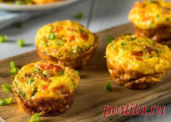 Представляем вашему вниманию рецепт очень вкусных закусочных кексов, которые понравятся абсолютно всем.  Для любителей плавленных сырков этот рецепт просто находка. Напоминают эти кексы нежный омлет с начинкой. Они получаются мега аппетитными, сытными и ароматными. Такая выпечка уплетается с преогромным удовольствием и без сомнений понравится каждому члену вашей семьи. Сохраняйте рецептик, готовьте и наслаждайтесь. Нужные ингредиенты 150 гр плавленных сырков 2 яйца 4 столовых ложки муки 1 чайная