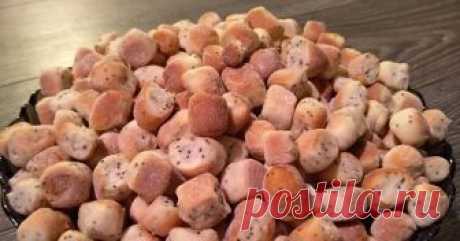 Gardžiausi mieliniai kūčiukai Į šiltą vandenį sudėti mieles, cukrų ir išmaišyti. Palaikyti šiltai apie 10 minučių, kad mielės suaktyvėtų (suputotų)., Tada įpilti aliejų, suberti druską, aguonas, viską išmaišyti. Įsijoti miltus ir užminkyti tešlą. Uždengti ir palikti šiltai 1.5-2 valandas., Iš