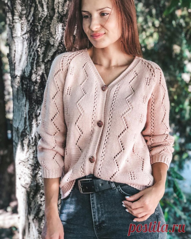 Вязаный жакет на пуговицах спицами