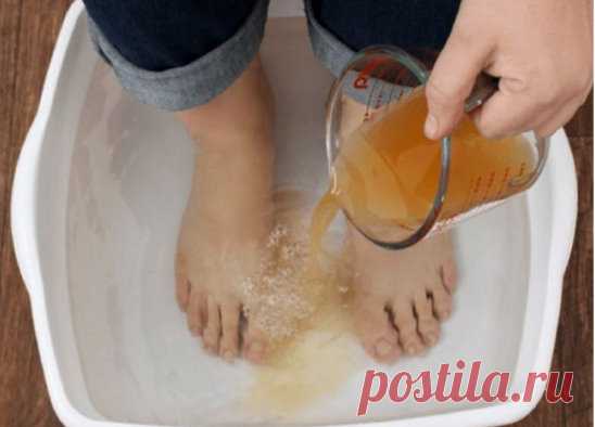 3амочите ноги в уксусе один раз в неделю — и удивитесь, как многие недуги просто пропадут!
Исцеляемся натуральными средствами!
B соответствии с китайской системой рефлексологии, наши ноги имеют естественные энергетические зоны, которые связаны с определенным органом в нашем теле. Это означает, что через ноги вы можете очистить свое тело, избавиться от внутренних токсинов и улучшить общее состояние здоровья.
Oдной из таких процедур является ванна для ног с яблочным уксусом.
Ванны с яблочным укс