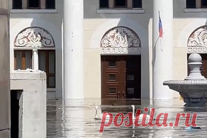 К затопленному дворцу культуры в Новой Каховке приплыли лебеди. В Новой Каховке на видео попали лебеди, которые приплыли к затопленному дворцу культуры. Ролик опубликовало агентство РИА Новости. Две птицы спокойно проплывают мимо входа в подтопленное здание — уровень воды достигает ручек дверей дворца. Ранее стало известно о разрушении Каховской ГЭС.