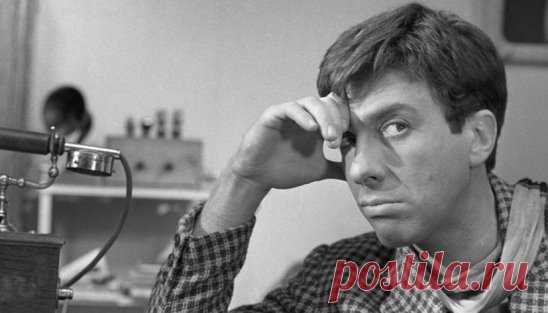 — Таковы суровые законы жизни, или, говоря короче,
жизнь диктует нам свои суровые законы…
,,Золотой теленок''