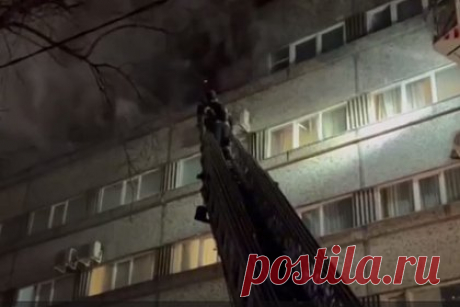 Пожар в гостинице в центре Москвы потушили. Пожар в гостинице МКМ на Международной улице в центре Москвы ликвидирован в 23:43. Площадь возгорания составила 300 квадратных метров. Для спасения людей и борьбы с огнем были задействованы пожарные автолестница и коленчатые подъемники.