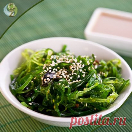 Спирулина и хлорелла: мал золотник, да дорог
Спирулина и хлорелла - микроскопические сине-зеленые водоросли, которые обитают в пресных или слабосоленых водоемах. Они представляют собой уникальный пищевой продукт, так как содержат около 70% белка и почти на 100% усваиваются организмом. 
Исследования доказали, что хлорелла, благодаря высокому содержанию в ней железа, фолиевой кислоты и витамина B12, может эффективно предотвращать развитие анемии и гипертензии, которые довольно часто сопровождают