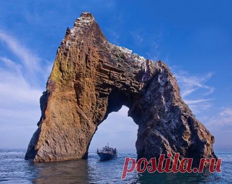 Золотые ворота-визитная карточка Коктебеля. Днем, когда светит яркое летнее солнце, желтый базальт, из которого создана скала, начинает светиться золотым отливом, именно отсюда и появилось новое, привлекающее туристов название.