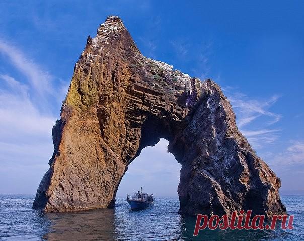 Золотые ворота-визитная карточка Коктебеля. Днем, когда светит яркое летнее солнце, желтый базальт, из которого создана скала, начинает светиться золотым отливом, именно отсюда и появилось новое, привлекающее туристов название.