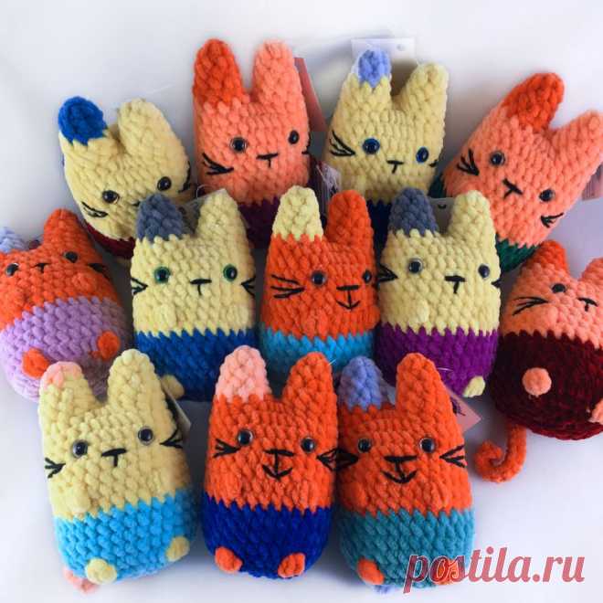 Вязаные маленькие котята, разные цвета, высота 10 см | Вязаные маленькие котята, разные цвета, высота 10 см Небольшие игрушки имеющие мультяшную внешность. Выполнена из плюшевой пряжи.