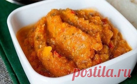 КАБАЧКОВАЯ АДЖИКА
Острая и о-очень вкусная!
Ингредиенты:
- 5 кг кабачков
- 200 грамм чеснока
- 1 кг сладкого красного перца ( желательно крупного и сочного)
- 500 грамм горького перца
- 1 кг яблок
- 1 кг моркови
- 0,5 л растительного масла
- 5 столовых ложки 6% уксуса
- 3 пучка зелени (петрушка – 2, укроп -1)
- 150-200 грамм сахара
- 100 грамм соли
Очистить перец и чеснок, пропустить через мясорубку.
Помыть кабачки и пропустить через мясорубку 2 раза.
Перемолоть горький пе...