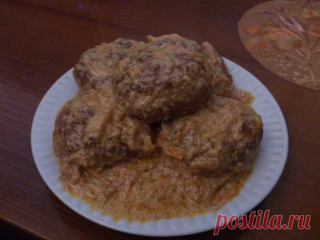 Вкуснейшие мясные биточки в сметанно-томатном соусе - очень просто! 
Ингредиенты :

Фарш мясной (любой) - 800 гр;

Лук - 3 шт. (половинка для зажарки);

Батон - 200 гр;

Яйца - 2-3 шт;

Молоко - 2/3 стакана;

Соль, перец по вкусу;

Специи - гвоздика, орегано, лимонный перец;

Сметана - стакан (250г;

Том.паста - 1 ст.л;

Морковь - 1 шт;

Чеснок - 1 зубок;

Растительное масло для жарки.