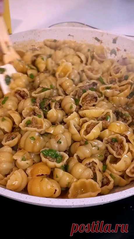 Макароны по-флотскиНа 5-6 порций понадобится:1. Мясной фарш - 500 гр.2. Лук репчатый - 200 гр.3. Сладкий перец - 150 гр.4. Чеснок - 1 головка.5. Томатное пюр...