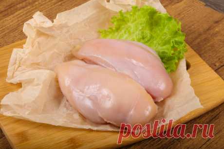 СМОТРИТЕ: ВОТ ЧТО ОЗНАЧАЮТ ЭТИ БЕЛЫЕ ПОЛОСКИ НА КУРИНОЙ ГРУДКЕ. НЕ ПОКУПАЙТЕ ТАКОЕ МЯСО НИ В КОЕМ СЛУЧАЕ!…