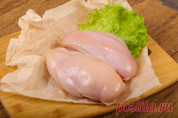 СМОТРИТЕ: ВОТ ЧТО ОЗНАЧАЮТ ЭТИ БЕЛЫЕ ПОЛОСКИ НА КУРИНОЙ ГРУДКЕ. НЕ ПОКУПАЙТЕ ТАКОЕ МЯСО НИ В КОЕМ СЛУЧАЕ!…