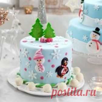 Новогодние торты - 27 рецептов | Подборка рецептов на koolinar.ru Торт на Новый год - особенный шикарный десерт! Он вкусный и невероятно красивый! Воздушный крем словно серебристые сугробы; сахарная пудра как первый снег; вензеля из глазу - причудливые морозные узоры, фигурки елочек и снеговиков, красивых снежинок - что и говорить это приготовление и украшение торта в домашних условиях сравнимо с волшебством! Дети особенно обрадуются такому сладкому сюрпризу, а взрослых