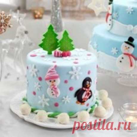 Новогодние торты - 27 рецептов | Подборка рецептов на koolinar.ru Торт на Новый год - особенный шикарный десерт! Он вкусный и невероятно красивый! Воздушный крем словно серебристые сугробы; сахарная пудра как первый снег; вензеля из глазу - причудливые морозные узоры, фигурки елочек и снеговиков, красивых снежинок - что и говорить это приготовление и украшение торта в домашних условиях сравнимо с волшебством! Дети особенно обрадуются такому сладкому сюрпризу, а взрослых