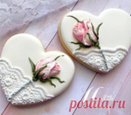 Сладкие валентинки с розами из мастики
