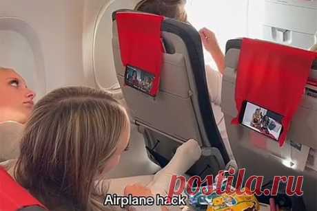 Пассажирка нашла способ смотреть кино в самолете и возмутила пользователей сети. Пассажирка самолета нашла необычный способ смотреть кино в самолете с помощью телефона и возмутила пользователей сети. Соответствующий ролик она выложила в TikTok. На видео датчанка по имени Ида Августа разместилась на своем месте, предварительно перевернув назад чехол подголовника кресла, находящегося спереди.