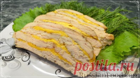 Ленивый рулет из курицы с сыром - очень вкусно, ароматно, сочно, нежно... всех вкусов и не перечислить Ленивый рулет из курицы - очень вкусное и невероятно простое блюдо, ведь для его приготовления вам, всего лишь, понадобится нарезать курицу и натереть сыр! Нежное, сочное мясо с сырной прослойкой и роскошным сливочным вкусом, никого не оставит равнодушным...