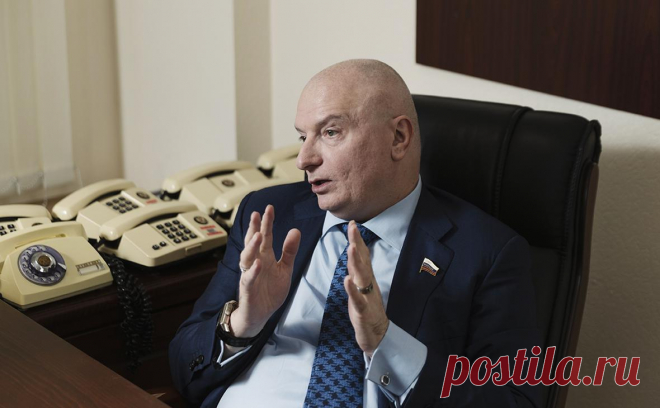 Клишас ответил на призывы вернуть смертную казнь. Депутат Олег Морозов предположил, что КС может изменить позицию о снятии моратория на смертную казнь с учетом «деградации международной правовой системы». Андрей Клишас заявил на это, что позицию суда «определяют другие люди»