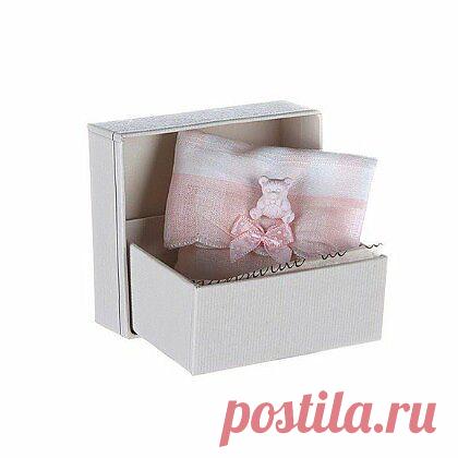 Саше "Дитя любви", Maryse a Paris,интернет-магазин "Интерьерная Лавка"1 139 рублей. Изящное саше с тонким ароматом (роза, цветы, лаванда или апельсин-корица) – уникальная вещица, изготовленная вручную из тонкого французского шелка. Оно украшено миниатюрной фигуркой медвежонка и наполнено бусинами с парфюмом, удерживающими аромат до 3-х лет.