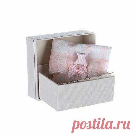 Саше &quot;Дитя любви&quot;, Maryse a Paris,интернет-магазин &quot;Интерьерная Лавка&quot;1 139 рублей. Изящное саше с тонким ароматом (роза, цветы, лаванда или апельсин-корица) – уникальная вещица, изготовленная вручную из тонкого французского шелка. Оно украшено миниатюрной фигуркой медвежонка и наполнено бусинами с парфюмом, удерживающими аромат до 3-х лет.