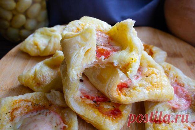 Слойки с помидорами, базиликом и сыром из готового теста | Кухонный Сумбур Пульс Mail.ru