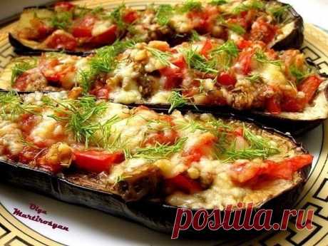 Баклажаны по-итальянски

2 крупных баклажана вымыть, разрезать пополам. 
Противень смазать маслом, баклажаны сбрызнуть маслом и присолить. 
Запекать 15 минут. 
В Это время порубить кубиками 2 томата, 
добавить к ним 3 дольки измельченного чеснока, 
соль, 
немного пармезана, 
поперчить. 

Из баклажанов ложечкой вынуть сердцевину, порубить ее и смешать с томатами. 
Выложить начинку в баклажаны. 
Посыпать сыром. 
Запекать 10 минут. 

Приятного! 

Автор: Ольга Мартиросян