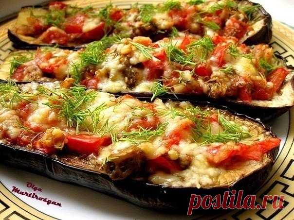 Баклажаны по-итальянски

2 крупных баклажана вымыть, разрезать пополам. 
Противень смазать маслом, баклажаны сбрызнуть маслом и присолить. 
Запекать 15 минут. 
В Это время порубить кубиками 2 томата, 
добавить к ним 3 дольки измельченного чеснока, 
соль, 
немного пармезана, 
поперчить. 

Из баклажанов ложечкой вынуть сердцевину, порубить ее и смешать с томатами. 
Выложить начинку в баклажаны. 
Посыпать сыром. 
Запекать 10 минут. 

Приятного! 

Автор: Ольга Мартиросян