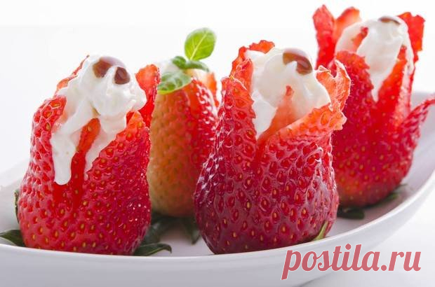 Клубника со сливками - KitchenMag.ru Если слегка надрезать ягоды клубники и начинить их орехами со сливками, этот десерт станет настоящим произведением искусства.