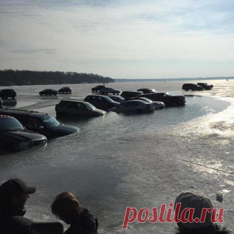 Идиоты, паркующиеся на замерзшем озере, не учли одного - оно может растаять(фото,видео) | Чёрт побери