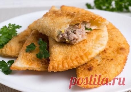 Сочные чебуреки 🤤

Мука — 4 стакана
Вода — 1,5 стаканов
Водка — 1 ст. л.
Яйца куриные — 1 шт.
Масло растительное — 2 ст. л.
Соль — 0,5 ч. л.
Сахар — 0,5 ч. л.
Фарш свиной — 500 г
Лук — 2 шт.

Приготовление:

1. В миску перекладываем фарш, который сделали из нескольких видов мяса. Смешиваем фарш с зеленью и луком.
2. В миску высыпаем муку, в нее выливаем стакан горячей воды и высыпаем щепотку соли. Перемешиваем тесто руками или лопаткой и получаем заварной вариант теста.
3...