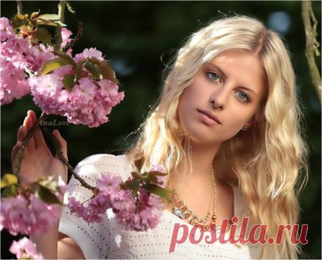 На распашку чувства! Сердце нараспашку! 
Я иду красивая, наравне с весной! 
Мне навстречу мчится, растегнув рубашку, 
Обольститель милый, ветер холостой! 
Бросил комплиментик, оценил прическу, 
С горною лавандой, сравнил мои глаза, 
Нежно называл «Есенинской» березкой… 
Вот такие, в марте, творятся чудеса! 
Нараспашку чувства! Сердце нараспашку! 
И ночами вобщем, как-то не до сна! 
Эх! Любви сейчас бы, пригубить «рюмашку»! 
Просто дни такие! На дворе — ВЕСНА!..