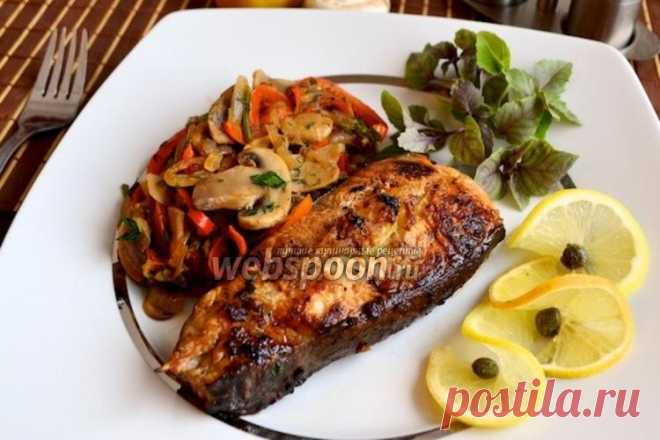 Стейк сома с овощами. Рыба и овощи — самые что ни на есть диетические и полезные продукты! Сом хорош отсутствием мелких костей, и не только в «хвостовой части» — их нет и между мышцами. Кожа у сома без чешуи, поэтому чистить его не надо — достаточно натереть солью и смыть вместе со слизью.

Мясо сома оказывает позитивное влияние на центральную нервную систему, кожу, волосы, ногти и работу пищеварительного тракта. А если эту рыбу ещё и правильно приготовить, вас ожидает одно из вкуснейших блюд.