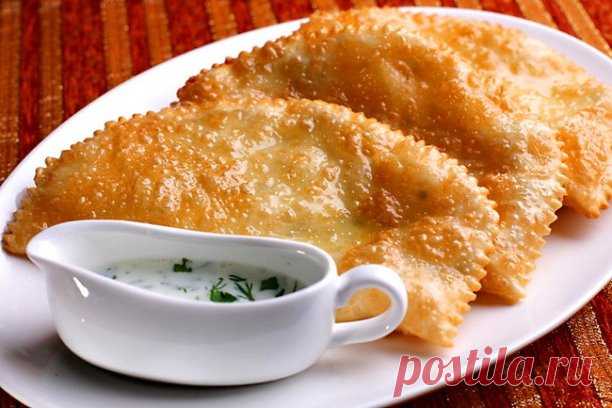 «Крымские» чебуреки из слоеного теста — правильный рецепт     Это самые вкусные чебуреки, которые мне когда либо приходилось есть. Весь секрет в тесте — оно получается особенным! Попробуйте приготовить — очень вкусно!
_____________________________________________________

Продукты (примерно на 12 чебуреков):

- 3 стакана муки,

- 1 куриной яйцо (желток),

- 1/3 ст стакана растительного масла,

- 3/4 стакана воды,

- 0,5 ч.л.соли

Фарш — обычный, секрет этих чебуреков в тес...