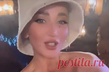 Бузова нашла новый способ похудеть и показала фигуру в бикини. Российская певица Ольга Бузова нашла новый способ сбросить лишний вес и рассказала о нем под откровенным фото. 36-летняя ведущая призналась, что отправилась в баню вместе с приятельницей в надежде похудеть. На размещенных кадрах знаменитость предстала в коричневом бикини-бандо с разноцветным принтом и белом полотенце.