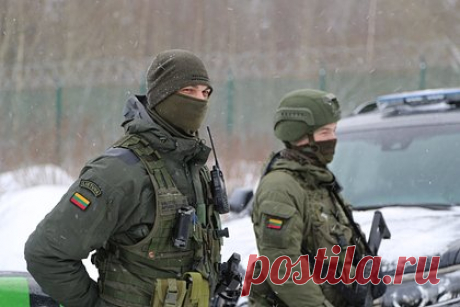 Литовская таможня отказалась пропускать белорусскую цистерну с буквой Z. Литовская таможня отказалась пропускать в страну цистерну из Белоруссии, на борт которой была нанесена буква Z. Отмечается, что железнодорожный состав с ней задержали на станции Кяна. В ведомстве уточнили, что после этого цистерну отцепили и вернули на станцию в белорусском городе Молодечно.