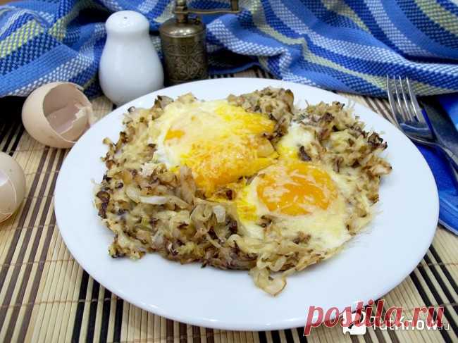 Рецепт: Яичница с жареной белокочанной капустой