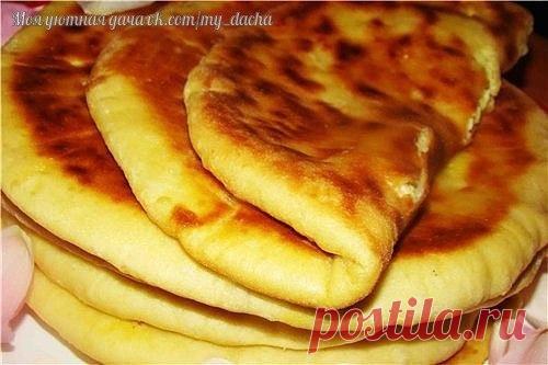 Хачапури по-Тбилисски - ДЕТКИ пальчики оближу.
Ингредиенты
Мука пшеничная 3 стакана
Кефир 1 стакан
Яйцо куриное 2 шт.
Соль 1 ч.л.
Сахар 1 ч.л.
Сода пищевая 0,5 ч.л.
Масло растительное 1 ст.л.
Сыр твердых сортов 400 г
Масло сливочное 50 г
1.В кефир добавляем одно яйцо, сахар, соль и растительное масло, хорошенько перемешиваем.
2. 2 стакана муки просеиваем (один стакан муки оставляем для подсыпки), добавляем соду, перемешиваем и соединяем с кефирной массой.
3.Замешиваем мягк...