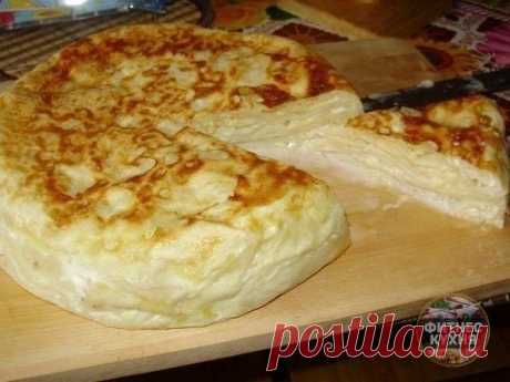 Этот вкус и аромат не оставят равнодушных! Сохраняйте рецептик!

ЛЕНИВЫЙ ХАЧАПУРИ В МУЛЬТИВАРКЕ 

 Итого на 100 грамм - 210.93 ккал: Белки- 11.07 Жиры -8.16Углеводы - 22.29

НЕОБХОДИМЫЕ ИНГРЕДИЕНТЫ:
Тонкий армянский лаваш-1 или 2 упаковки по 300 грамм.
Начинка-сыр твёрдый 300 грамм,
2 яйца,
1,5 стакана молока.

НАЧНЕМ ПРИГОТОВЛЕНИЕ:

Сыр натереть, тщательно смешать с яйцами и молоком.
Лаваш порезать на ровные квадраты. Совершено необязательно придавать ему круглую форму--л...
