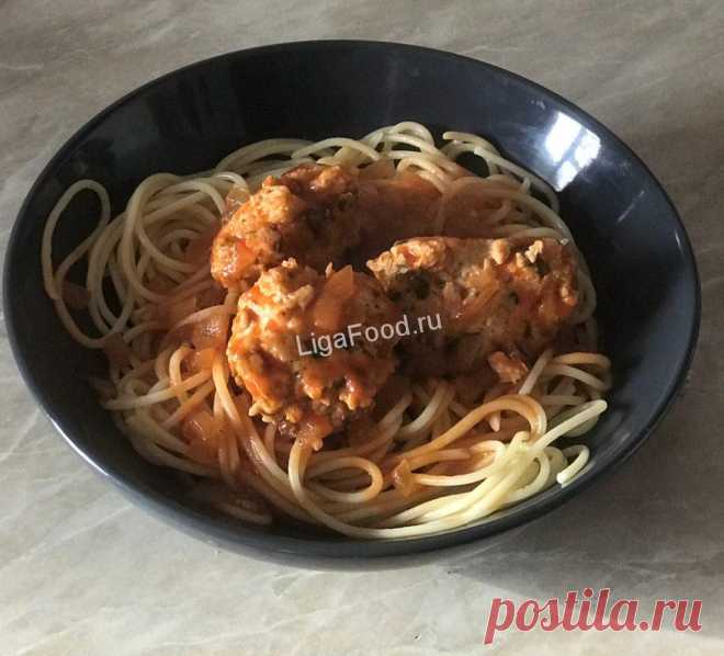 Спагетти с томатным соусом и куриными фрикадельками