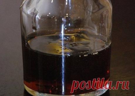 ВКУСНЕЙШИЙ и ПОЛЕЗНЕЙШИЙ 
Домашний КОНЬЯК 
Дорогие мои читатели.ГОТОВЛЮ этот Коньяк на Все ТОРЖЕСТВА. 
Мои ГОСТИ от него в ВОСТОРГЕ и когда приходят,то смотрят,есть ли на СТОЛЕ этот ИЗУМИТЕЛЬНЫЙ Напиток,больно уж он им ПОЛЮБИЛСЯ. 
С магазинным его Не СРАВНИТЬ,это просто БОЖЕСТВЕННЫЙ вкус. 
Ингредиенты: 
водка — 3 литра; 
1 чайная ложка дубовой коры; 
1 чайная ложка сухой чайной листовой заварки; 
1 чайная ложка растворимого кофе; 
1 чайная ложка сахара; 
1/2 чайной ложки соды; 
ванилин — на к