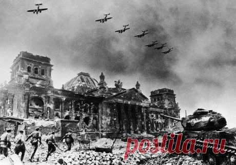 9 мая 1945-го года. Это уже мирное небо. Только копоть пожарищ портит общий вид, как память о прошедшей войне.