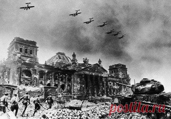 9 мая 1945-го года. Это уже мирное небо. Только копоть пожарищ портит общий вид, как память о прошедшей войне.