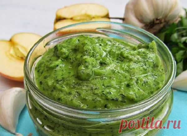 СОУС ИЗ ПЕТРУШКИ, ЯБЛОК И ЧЕСНОКА 

Прекрасен для мяса, рыбы и овощей!
Ингредиенты:


Яблоко кисло-сладкое — 100 грамм
Листья петрушки — 50-70 грамм
Растительное масло — 2 ст.л.
Соль — 1/2-1/3 ч.л.
3-4 небольших зубчика чеснока
2 ст.л…