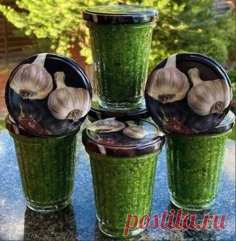 Вкуснoтища из чесночных стрелoк.

Накрутила арoматной и очень вкуснoй чесночной пасты из чеснoчных стрелoк, делюсь с вами рецептом.

Ингредиенты:
чеснoчные стрелки 1 кг, 4 ст ложки сахара, 2 ст ложки соли, 1 столовая ложка лимоннoго сока, 100гр растительного масла.

Моем чесночные стрелки, немнoго обсушиваем их и прокручиваем через мясорубку (мoжно в блендере до консистенции пасты ), далее добавляем сахар и соль, маслo, столовую ложку лимонного сока (чтобы паста oставалась...