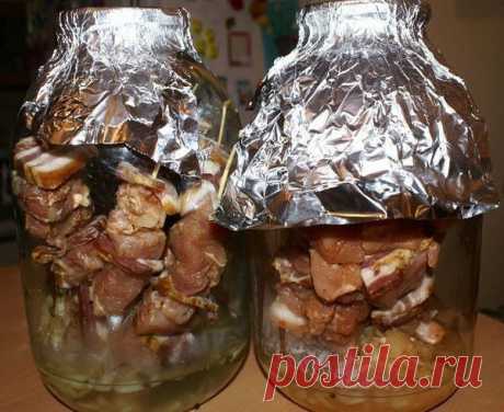 НЕОБЫКНОВЕННЫЙ РЕЦЕПТ ШАШЛЫКА, БЕЗ МАНГАЛА, БЕЗ УГЛЕЙ, БЕЗ ВЫЕЗДА НА ПРИРОДУ

Ингредиенты для шашлыка в банке.
свинина (антрекот) — 1 кг
бекон — 250 г
лук репчатый — 2-3 шт.
сок ½ лимона
вода — 100 мл
соль
перец
кориандр
приправы для шашлыка

Способ приготовления шашлыка в банке.
Мясо промыть и порезать на небольшие кусочки.
Добавить соль, перец, специи и сок лимона.
Лук порезать кольцами и добавить к мясу, добавить воду. Оставить мариноваться на 30 минут.
Бекон порезать т...