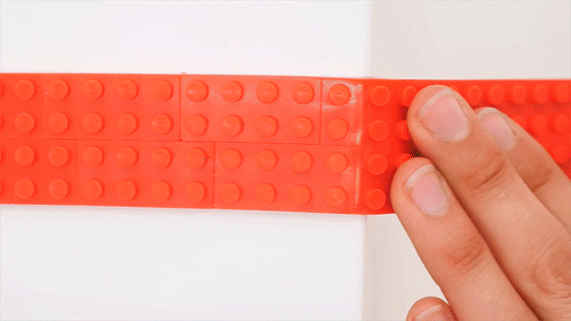 Революция в LEGO: липкая лента, которую можно резать и клеить куда угодно
